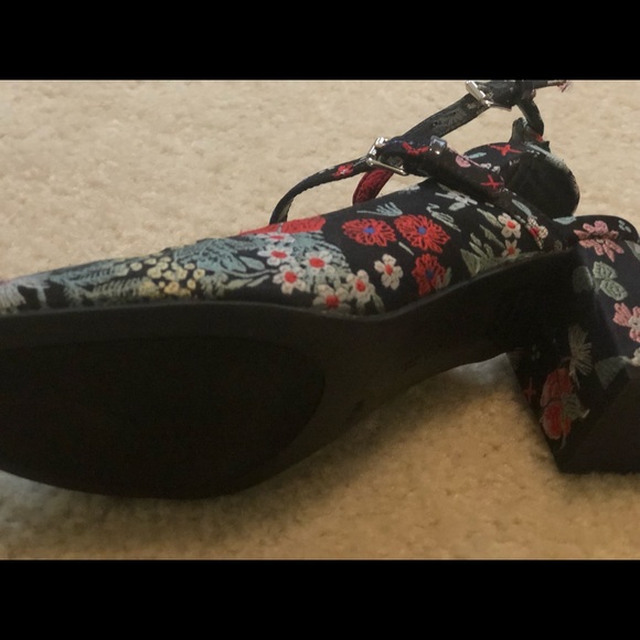 SOLD Floral brocade/tapestry block heel double ankle strappy shoes 7.5 - Picture 8 of 8